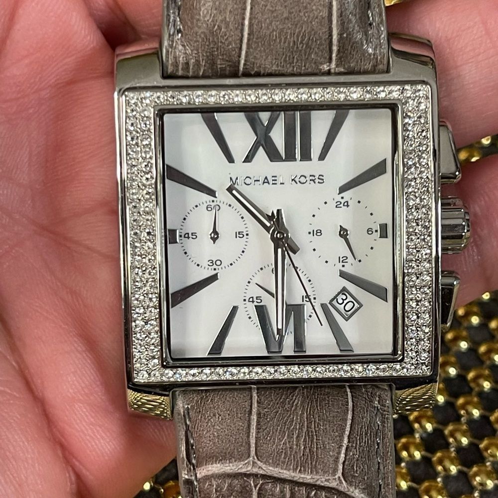 ⌚️🔥⌚️YESSSS! Michael Kors OVERSIZED watch. I’m STUNNING, right? 🥰